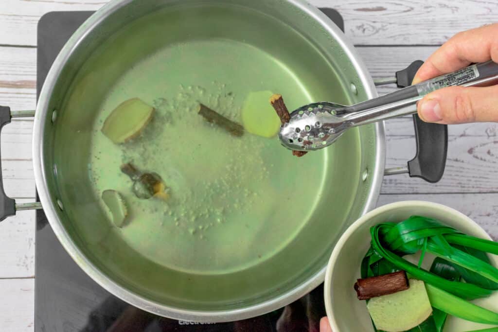 boiling-herbs-for-malva-juice