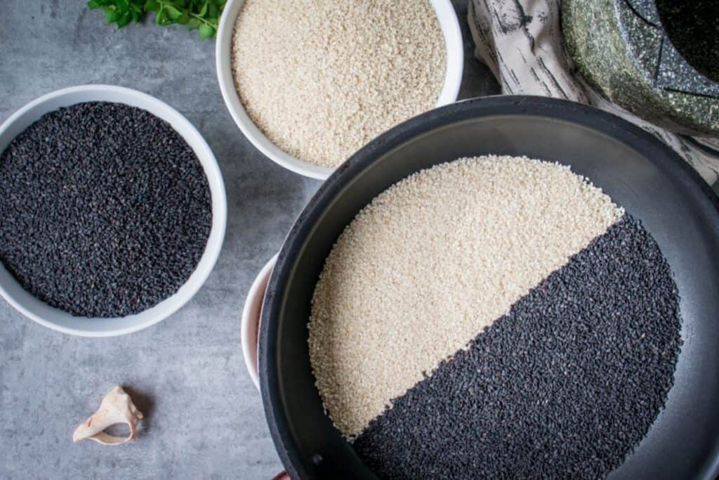 gomashio-seasoning-black-and-white-sesaem-seeds
