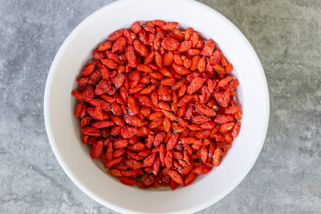 soaling-goji-berries-in-water