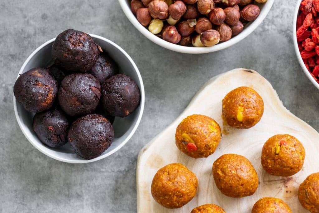 Hazelnut-Energy-Balls-rolled-in-cacao