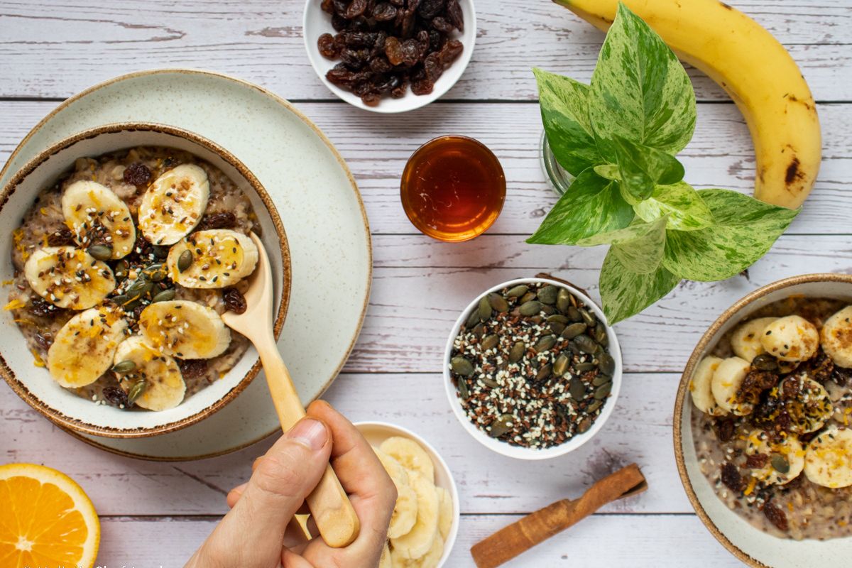 oat-and-chia-seed-porridge-in-a-bowl